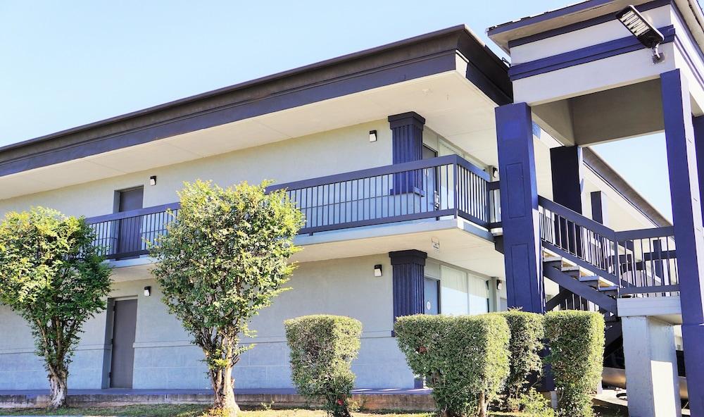 קונרו Hotel Elev8 מראה חיצוני תמונה